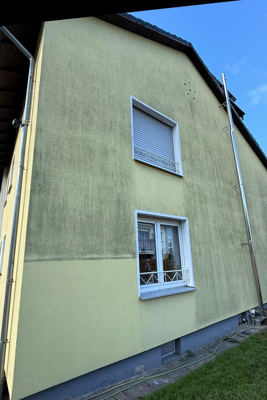 Giebel mit grünlichem Belag vor der Reinigung