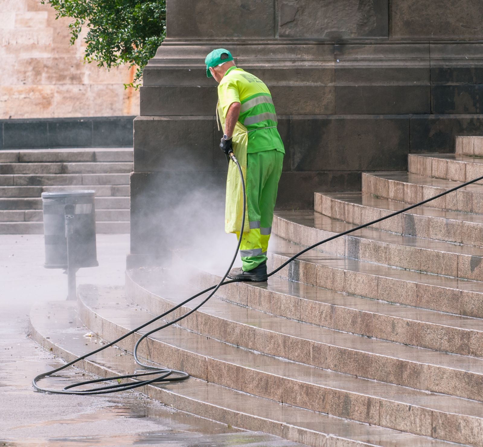 Reinigung einer Steintreppe